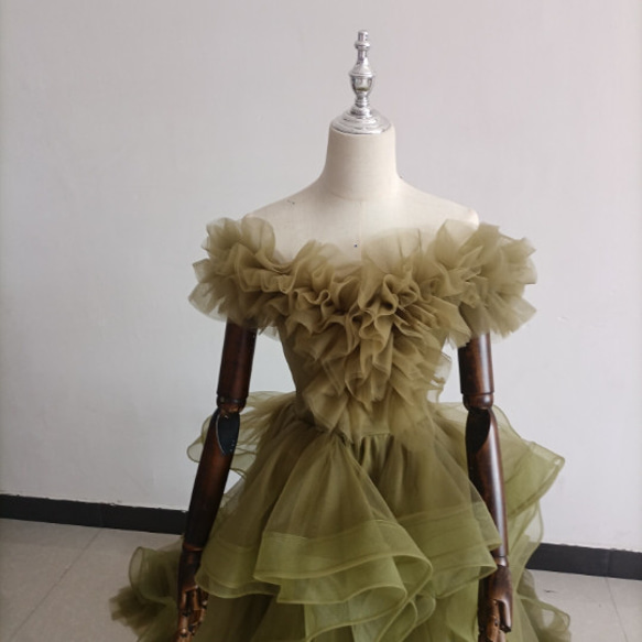 オリーブグリーン（カーキ）カラードレス ソフトチュール ビスチェ 柔らかく重ねたチュールスカート+ミドルベール /結婚式 5枚目の画像