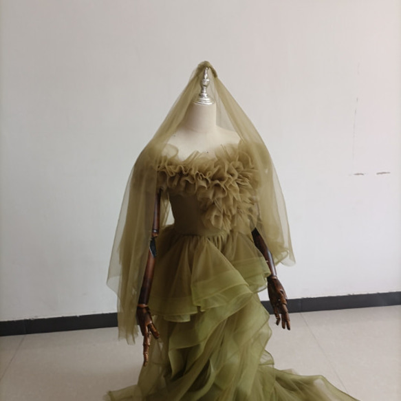 オリーブグリーン（カーキ）カラードレス ソフトチュール ビスチェ 柔らかく重ねたチュールスカート+ミドルベール /結婚式 15枚目の画像