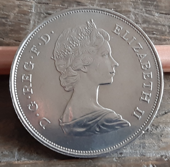 英国 イギリス 1981年 ブリティッシュ  クラウン コイン 5シリング  カプセル付き 28g 39mm  美品です 4枚目の画像