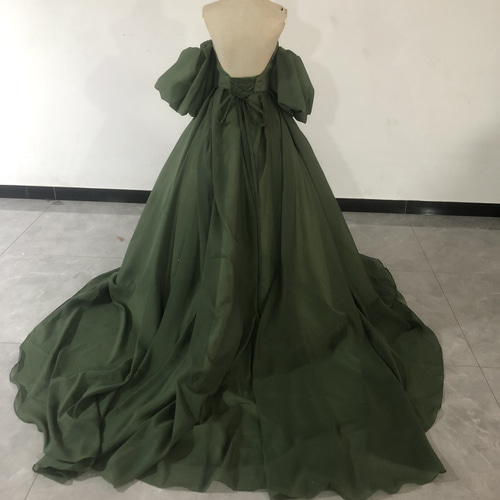 人気上昇！深めな緑 パーティードレス ベアトップ 華やかなトレーン  