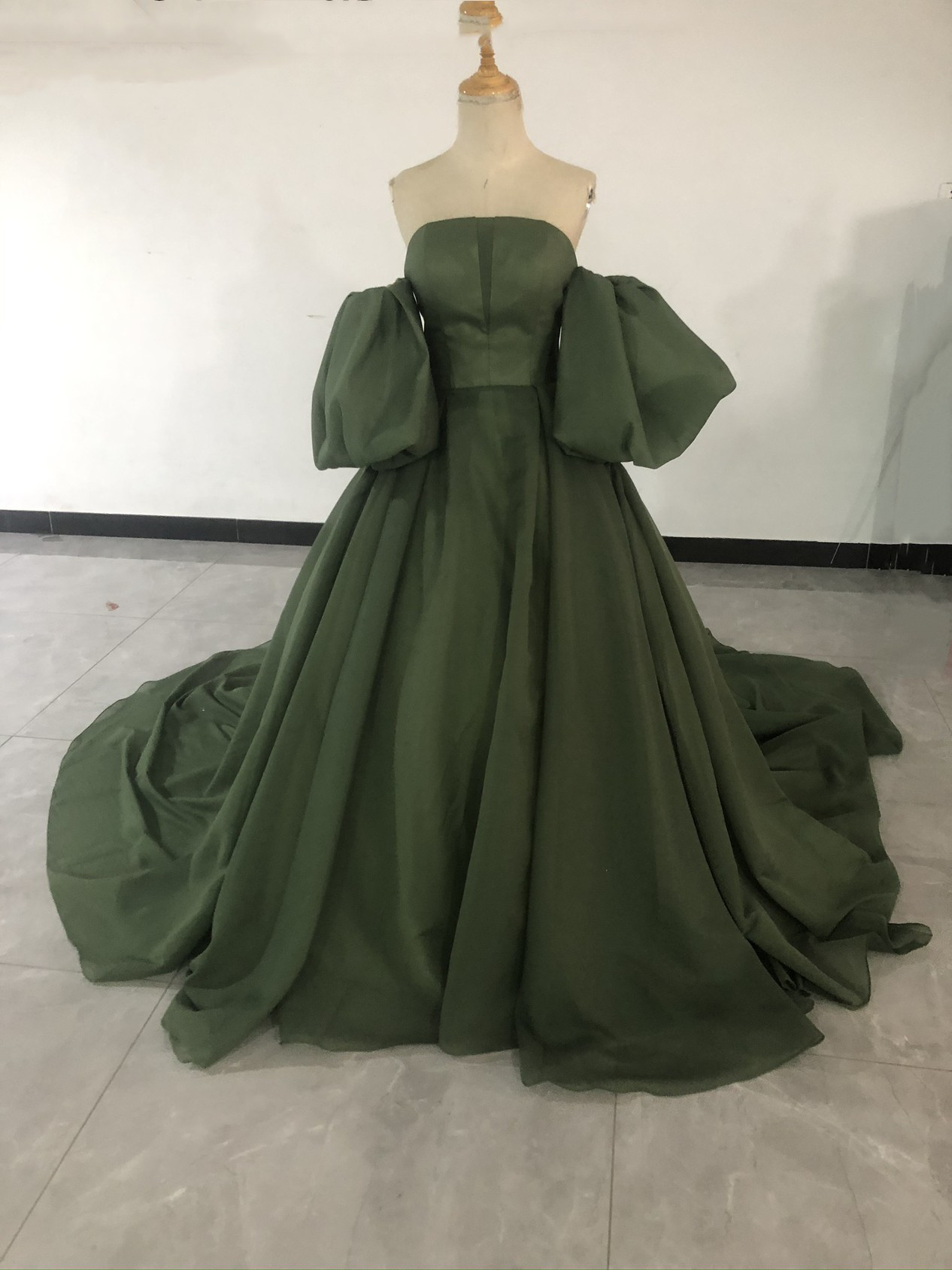 人気上昇！深めな緑 パーティードレス ベアトップ 華やかなトレーン/結婚式/披露宴