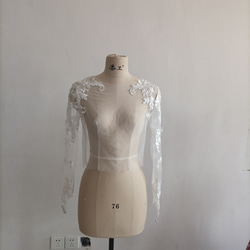 優雅包扣高領蕾絲短上衣手工珍珠婚紗 第1張的照片