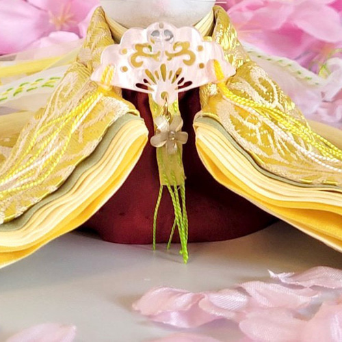 662 ひな祭り 小さな着せ替えお着物〈お姫様〉十二単 菜の花色地に花立