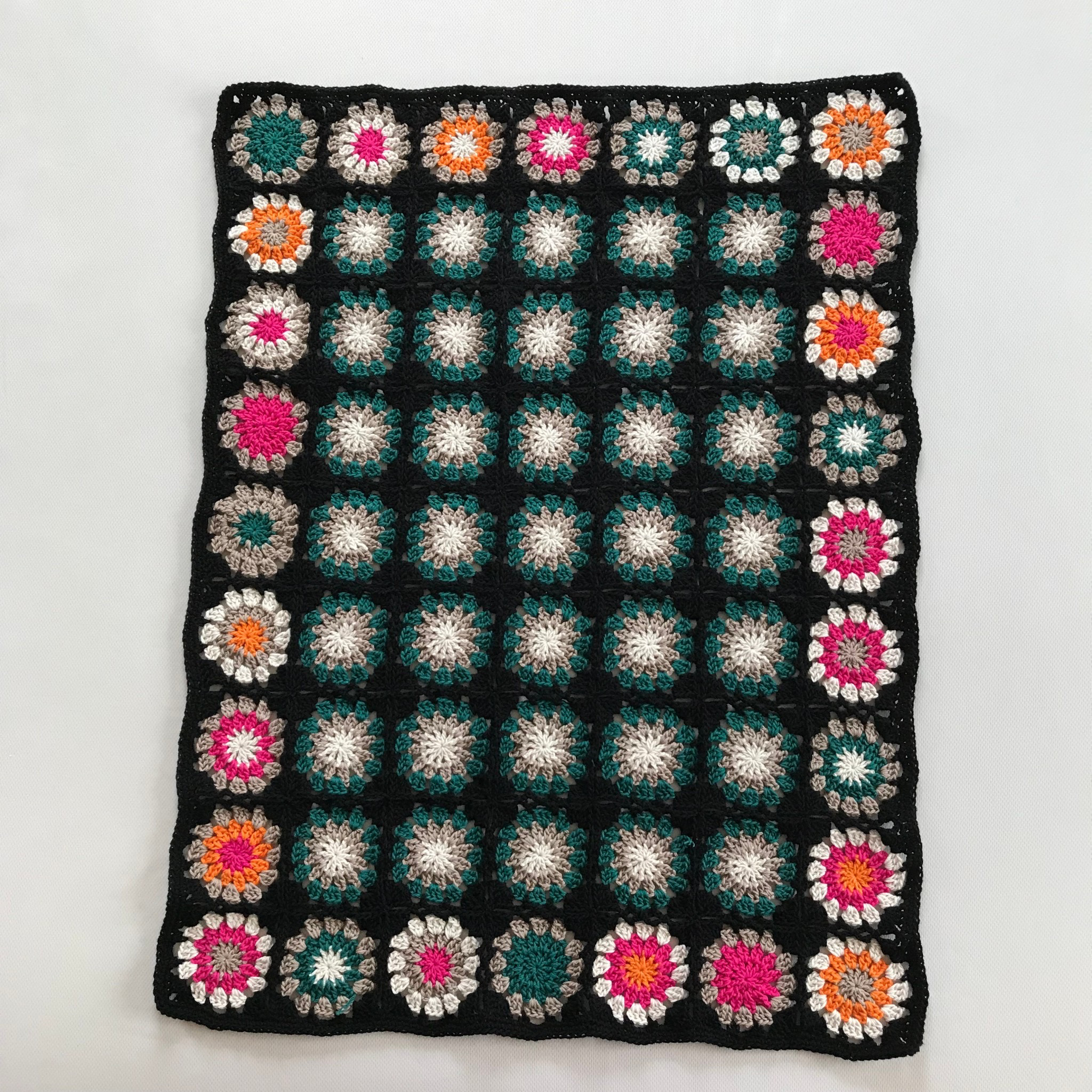 コットン100%糸　かぎ針編みのマルチカバー　マルチマット　ミニブランケット