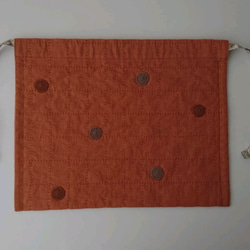 丸いモチーフを散りばめたフラット巾着バッグ・ハーフリネン・テラコッタ 9枚目の画像