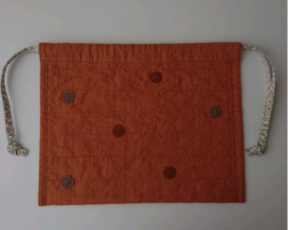 丸いモチーフを散りばめたフラット巾着バッグ・ハーフリネン・テラコッタ 8枚目の画像