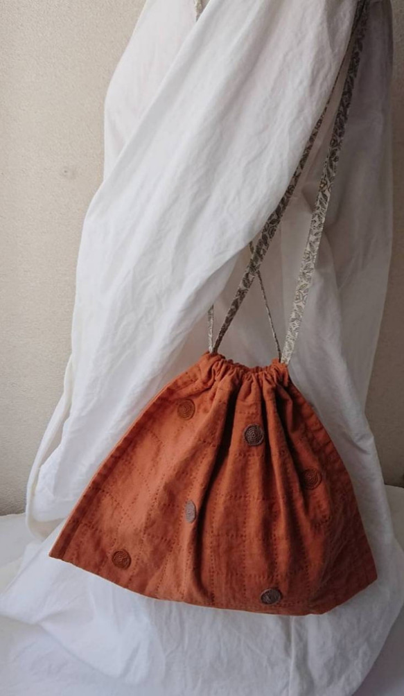 丸いモチーフを散りばめたフラット巾着バッグ・ハーフリネン・テラコッタ 11枚目の画像