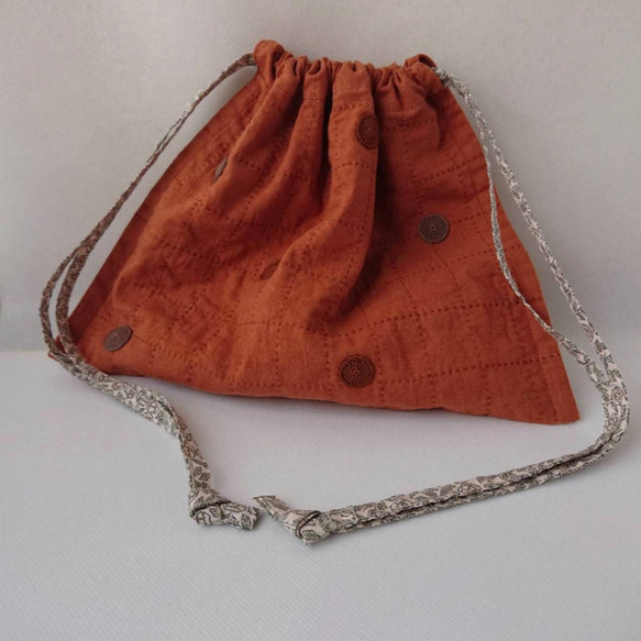 丸いモチーフを散りばめたフラット巾着バッグ・ハーフリネン・テラコッタ 2枚目の画像