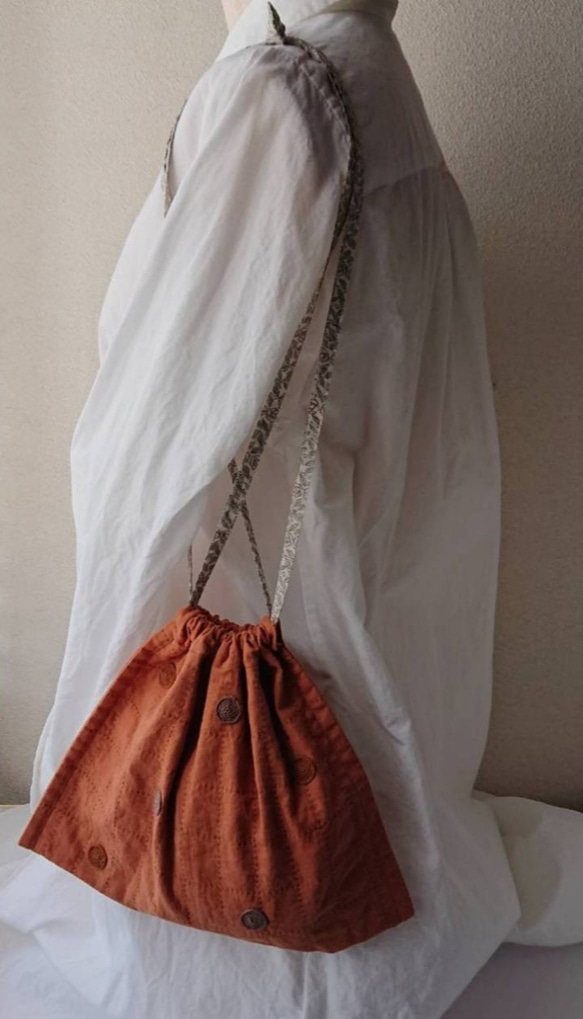 丸いモチーフを散りばめたフラット巾着バッグ・ハーフリネン・テラコッタ 10枚目の画像