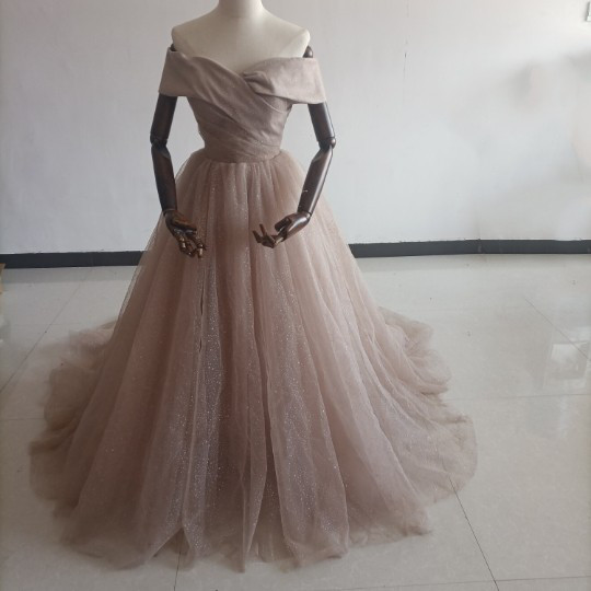 送料無料！シャンパン色 カラードレス 輝きな光彩を放つ ビジュー キラキラチュール プリンセスライン