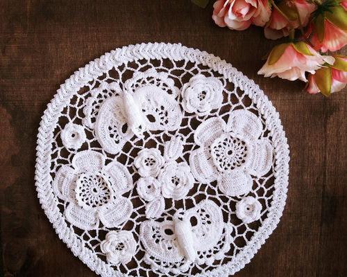 ❈Handmade❈　レース編み　☆スモールフラワー☆　☆アイリッシュドイリー☆ 蝶々とバラたちのワルツ アイリッシュクロッシェレース編みの円形