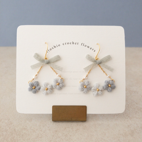 ふんわり揺れる刺繍花ピアス “ Wasurenagusa ” 勿忘草 / 刺繍糸 