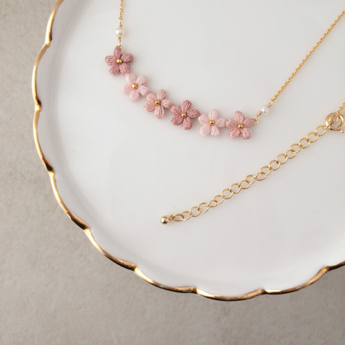 刺繍糸で編んだふんわりお花のネックレス “ Sakura ” / さくら /刺繍糸