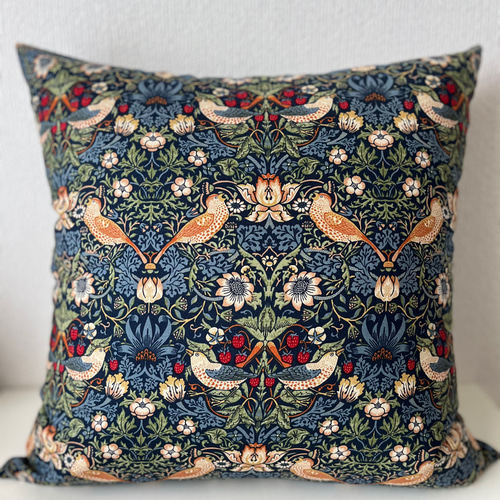 ウィリアムモリス クッションカバー イチゴドロボウ ブルー