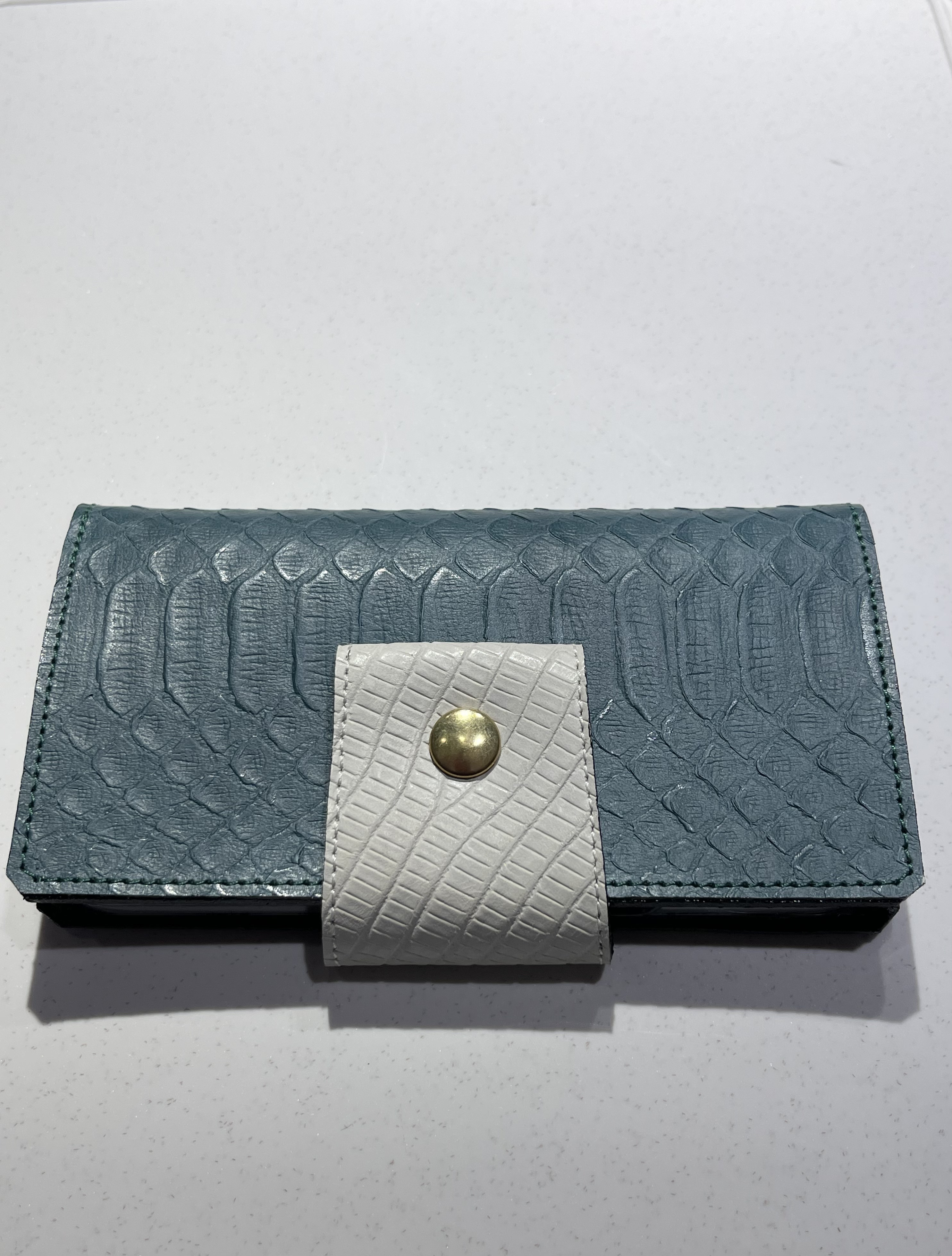 iPhone13Pro ひぜっ スマホケース　【革　皮　レザー　手帳型　ボタン留め　個性   】