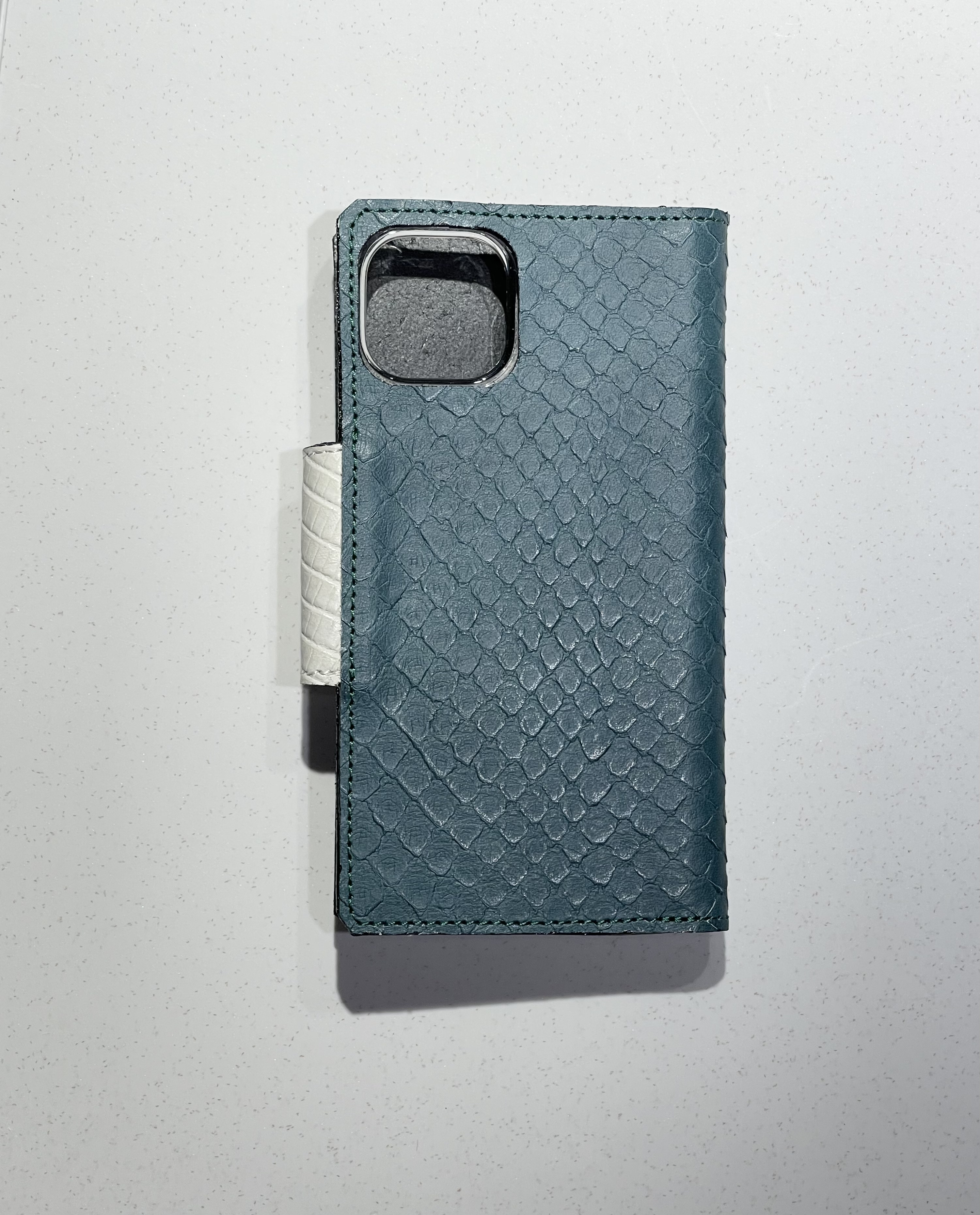 iPhone13Pro ひぜっ スマホケース　【革　皮　レザー　手帳型　ボタン留め　個性   】