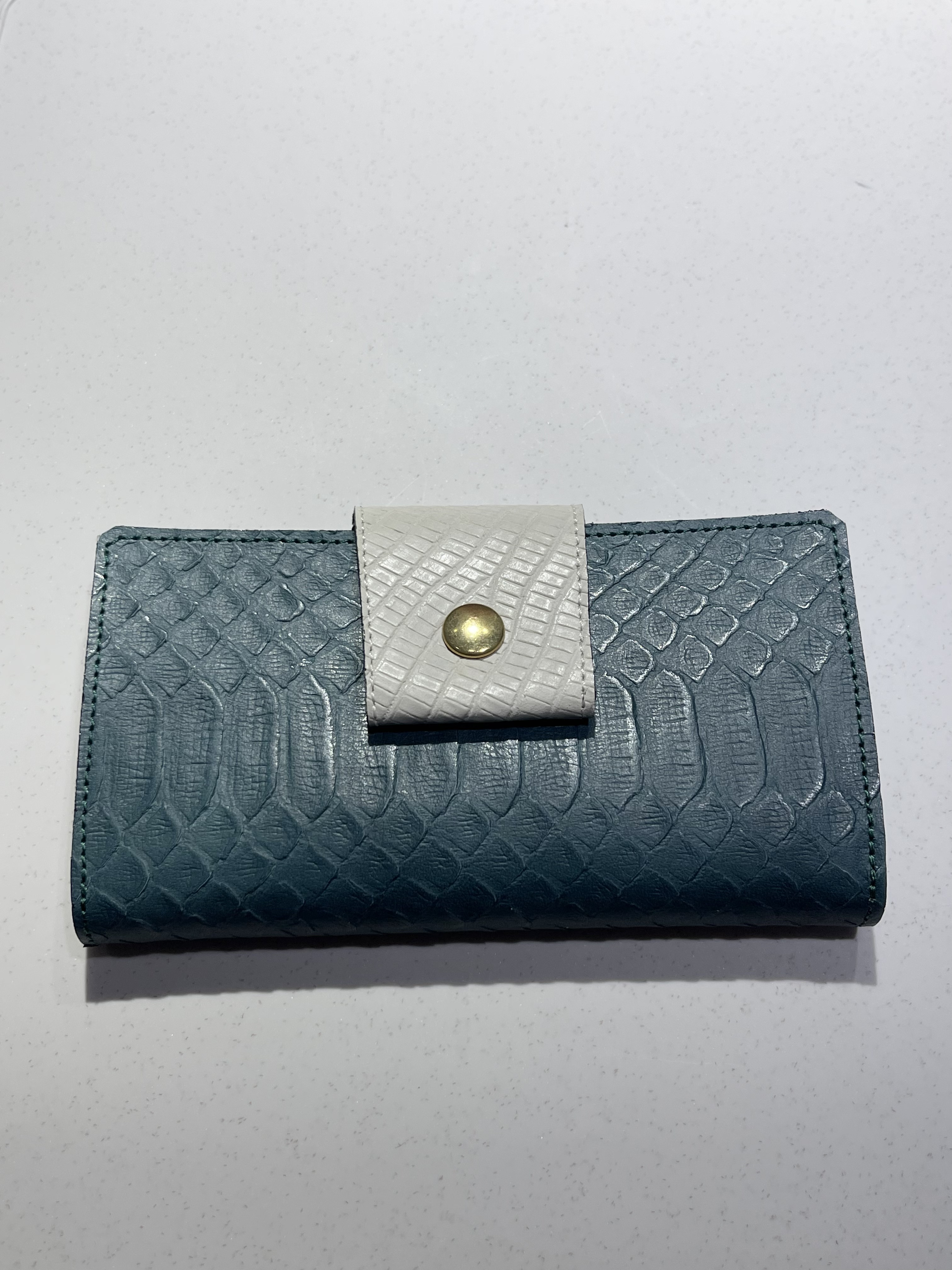 iPhone13Pro ひぜっ スマホケース　【革　皮　レザー　手帳型　ボタン留め　個性   】