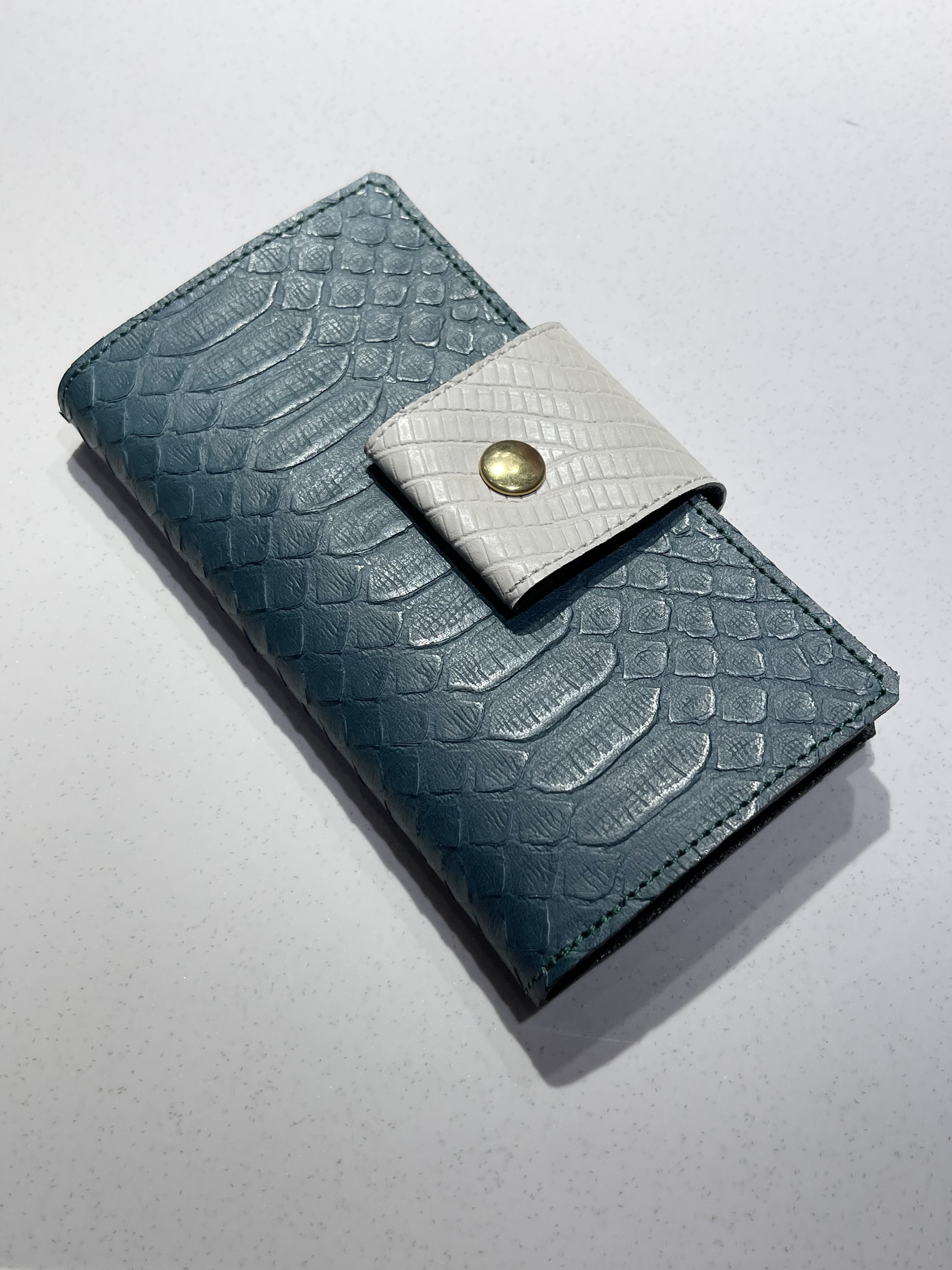 iPhone13Pro ひぜっ スマホケース　【革　皮　レザー　手帳型　ボタン留め　個性   】