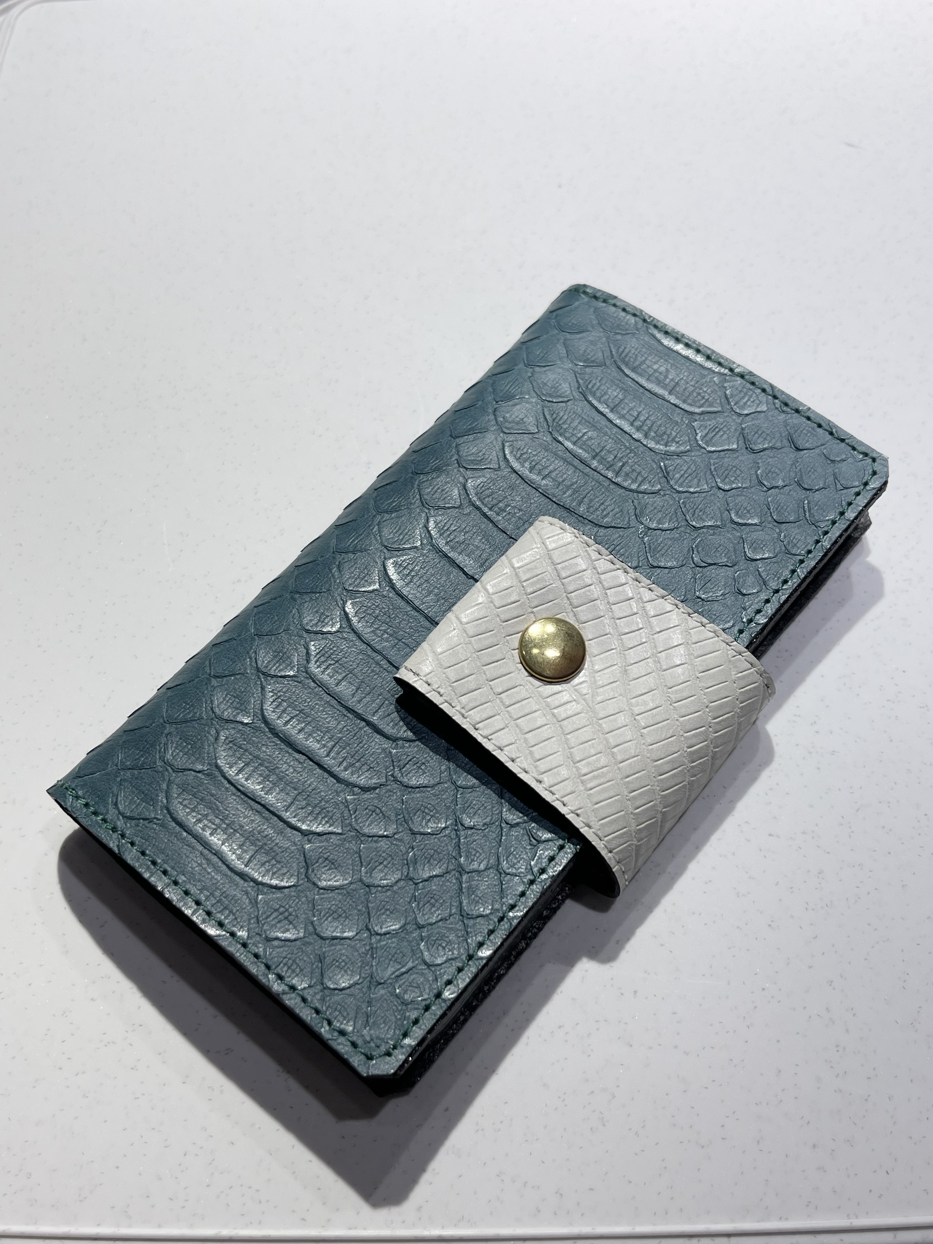 iPhone13Pro ひぜっ スマホケース　【革　皮　レザー　手帳型　ボタン留め　個性   】