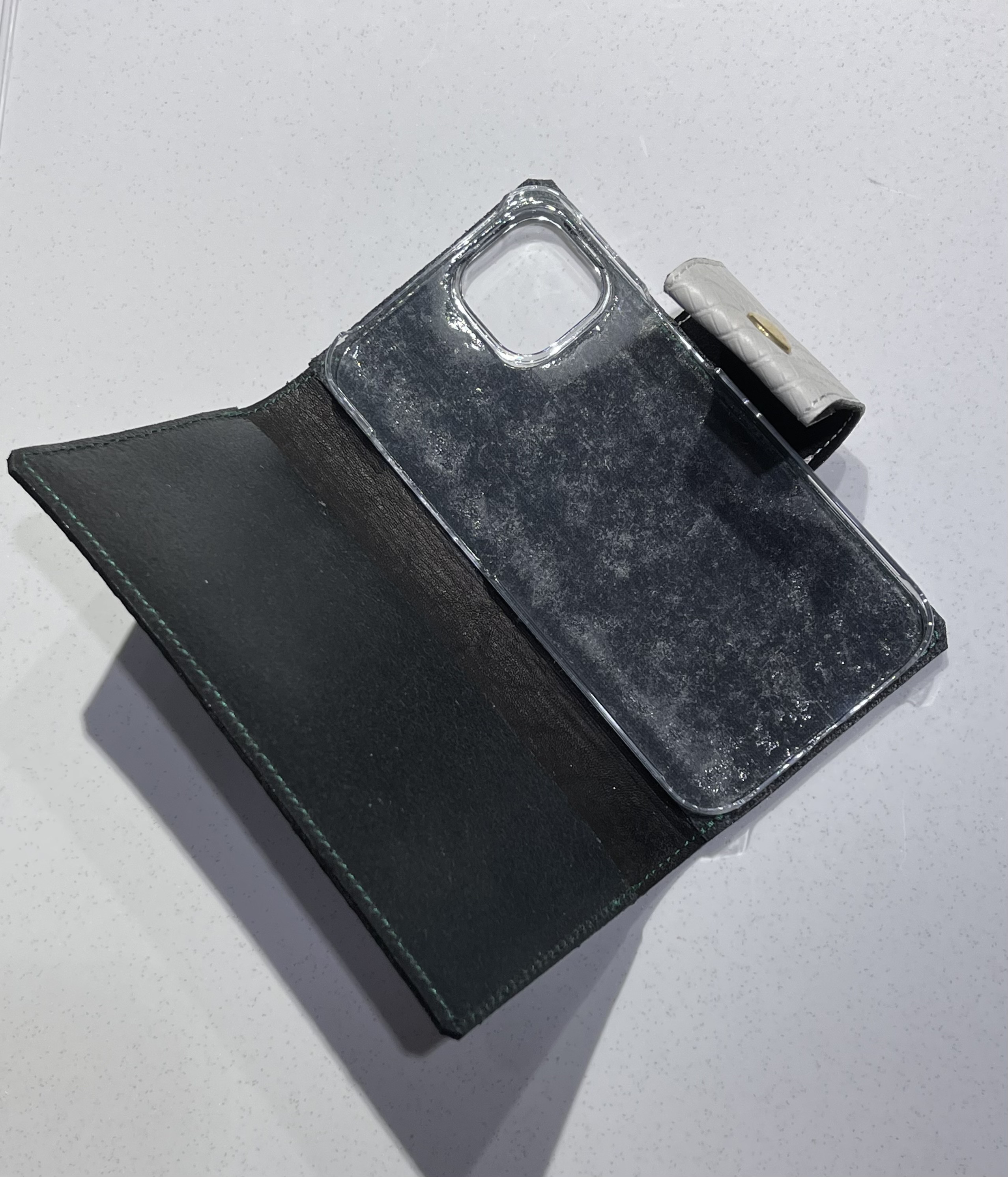 iPhone13Pro ひぜっ スマホケース　【革　皮　レザー　手帳型　ボタン留め　個性   】