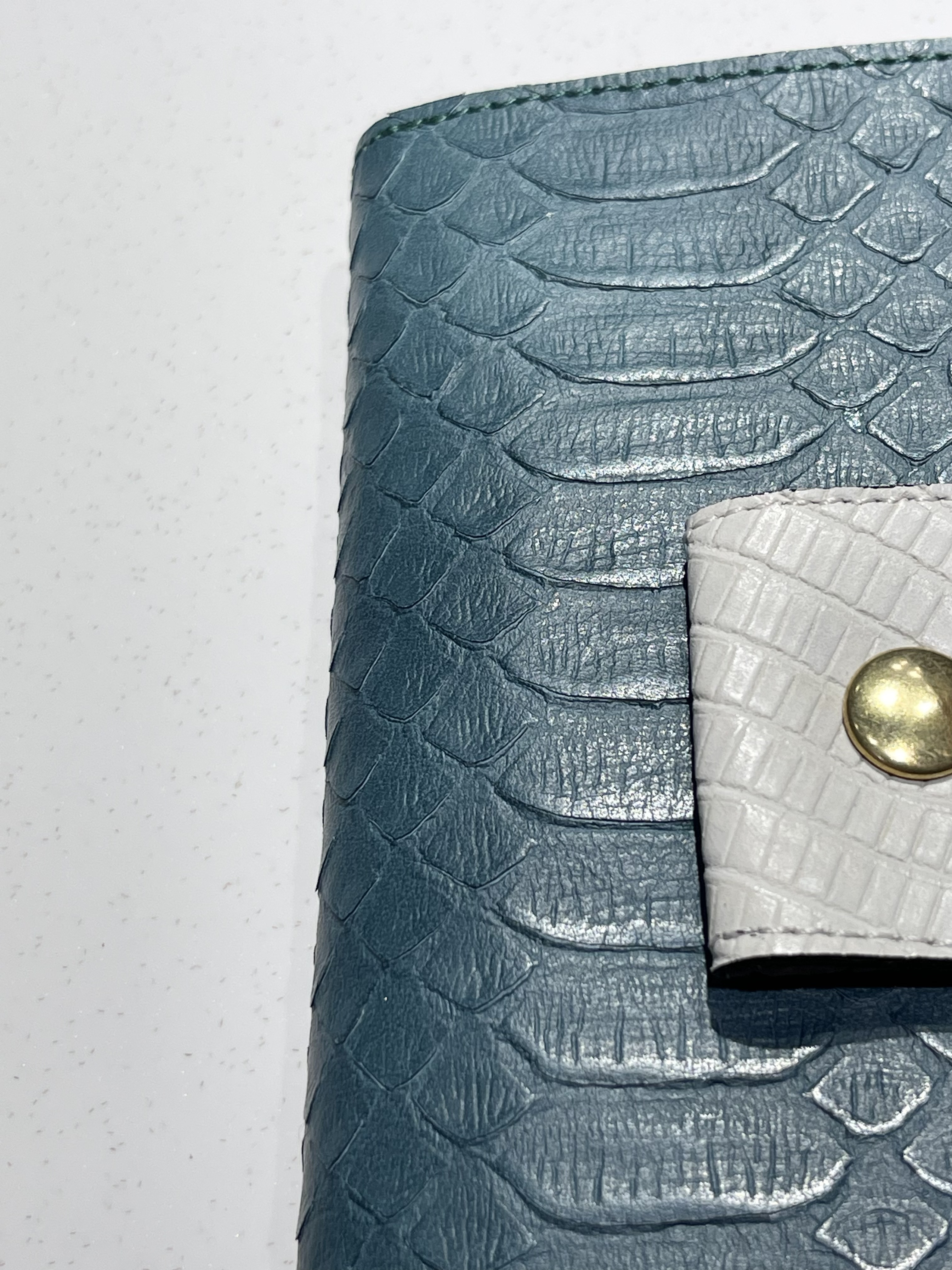 iPhone13Pro ひぜっ スマホケース　【革　皮　レザー　手帳型　ボタン留め　個性   】