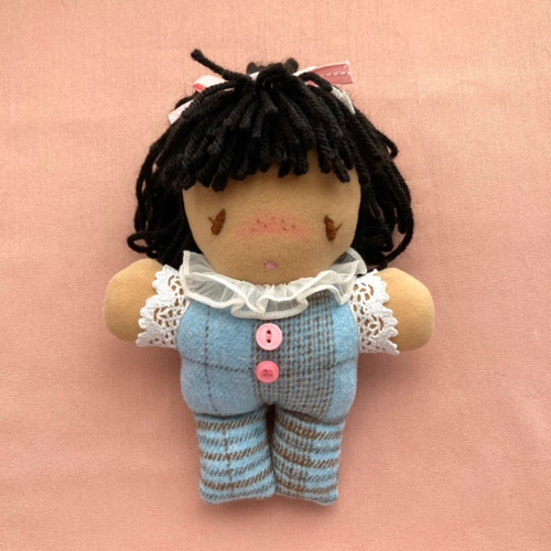 フェイスはふくよか！水色ウールチェックロンパースの娘 ぬいぐるみ