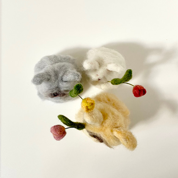 チューリップを持ったうさぎの置物　アンゴラウサギ　ホワイト・グレー・イエロー 8枚目の画像