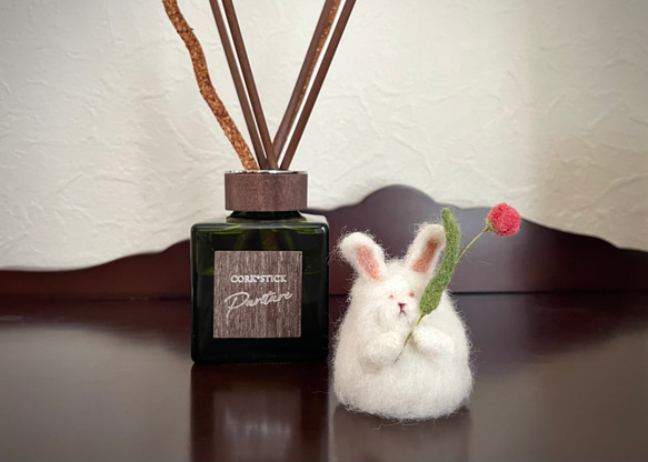 チューリップを持ったうさぎの置物　アンゴラウサギ　ホワイト・グレー・イエロー 3枚目の画像