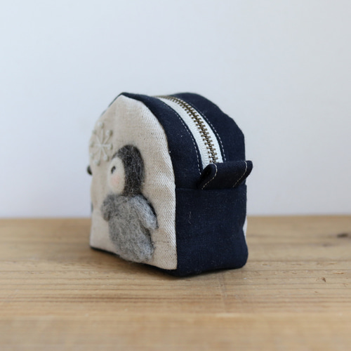 羊毛フェルト刺繍のちびポーチ（ペンギンの赤ちゃん）【受注生産