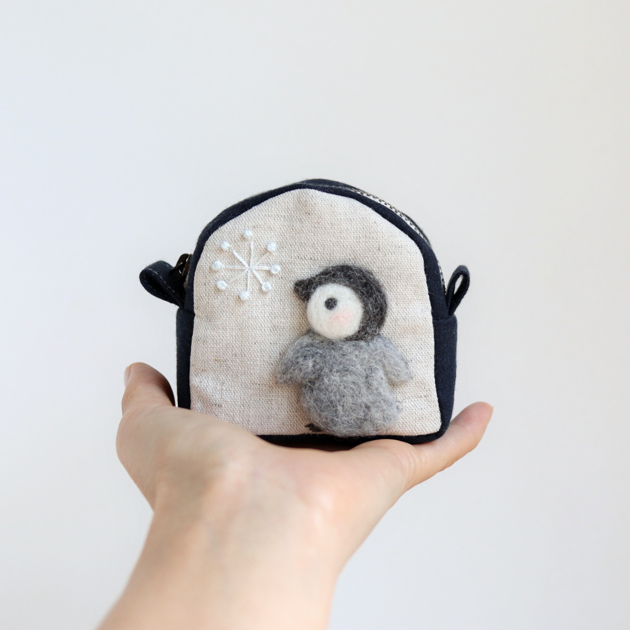 三毛猫さん刺繍　羊毛フェルト生地のポーチ 黒猫さん刺繍 羊毛フェルト生地のポーチ その他バッグ はな