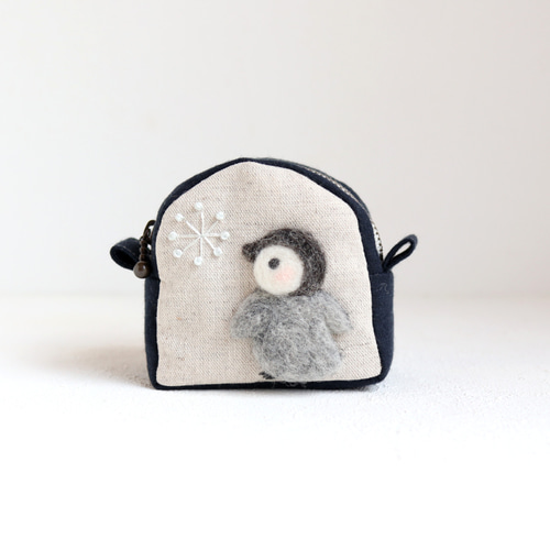 羊毛フェルト刺繍のちびポーチ（ペンギンの赤ちゃん）【受注生産