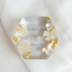 白紫陽花と金箔のレジンリングピロー×ゴールドガラスケース 2枚目の画像