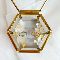 白紫陽花と金箔のレジンリングピロー×ゴールドガラスケース 6枚目の画像