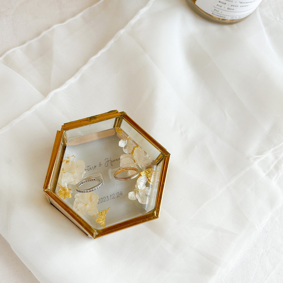 白紫陽花と金箔のレジンリングピロー×ゴールドガラスケース 9枚目の画像