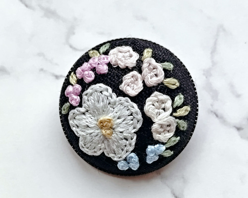 小さな刺繍ブローチ ☆シンプルなお洋服がちょっとおしゃれに