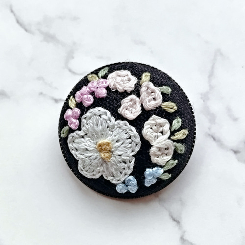 小さな刺繍ブローチ ☆シンプルなお洋服がちょっとおしゃれに 小さな刺繍ブローチ ☆シンプルなお洋服がちょっとおしゃれに