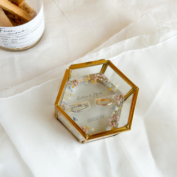 ライスフラワーと紫陽花の金箔レジンリングピロー×ゴールドガラスケース 10枚目の画像