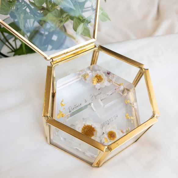 花かんざしとライスフラワーの金箔レジンリングピロー×ゴールドガラスケース 5枚目の画像