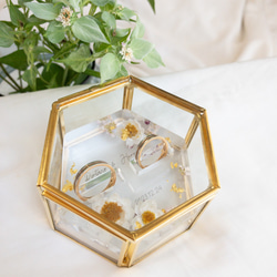 花かんざしとライスフラワーの金箔レジンリングピロー×ゴールドガラスケース 4枚目の画像