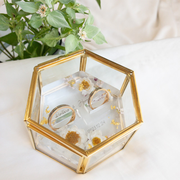 花かんざしとライスフラワーの金箔レジンリングピロー×ゴールドガラスケース 4枚目の画像