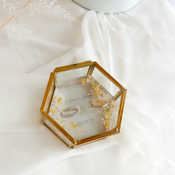 かすみ草と金箔レジンリングピロー×ゴールドガラスケース 7枚目の画像