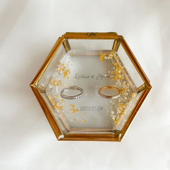 かすみ草と金箔レジンリングピロー×ゴールドガラスケース 4枚目の画像
