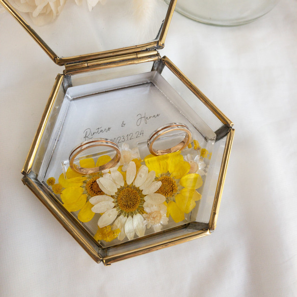 黄色い花たちのレジンリングピロー×アンティークガラスケース 3枚目の画像