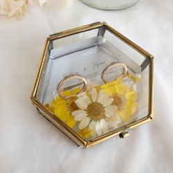 黄色い花たちのレジンリングピロー×アンティークガラスケース 2枚目の画像