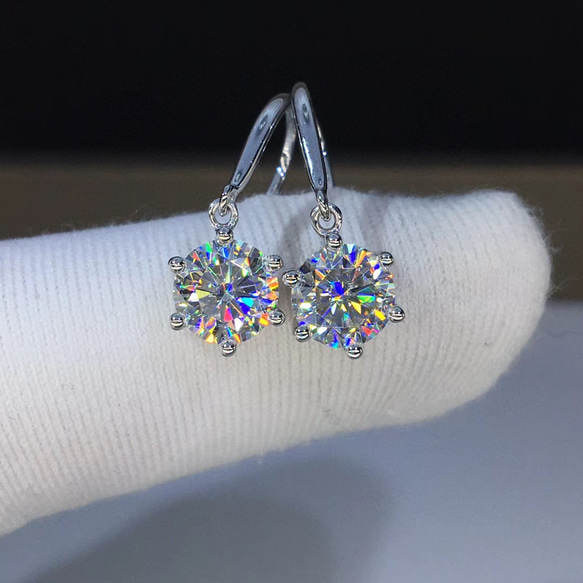 newデザイン】輝くモアサナイトダイヤピアスK18WG