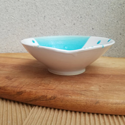 浅鉢　浅めの椀【逬るアイスブルーの湖】美濃磁器  デザート皿　たこぶつ、マグロぶつ切りに 4枚目の画像