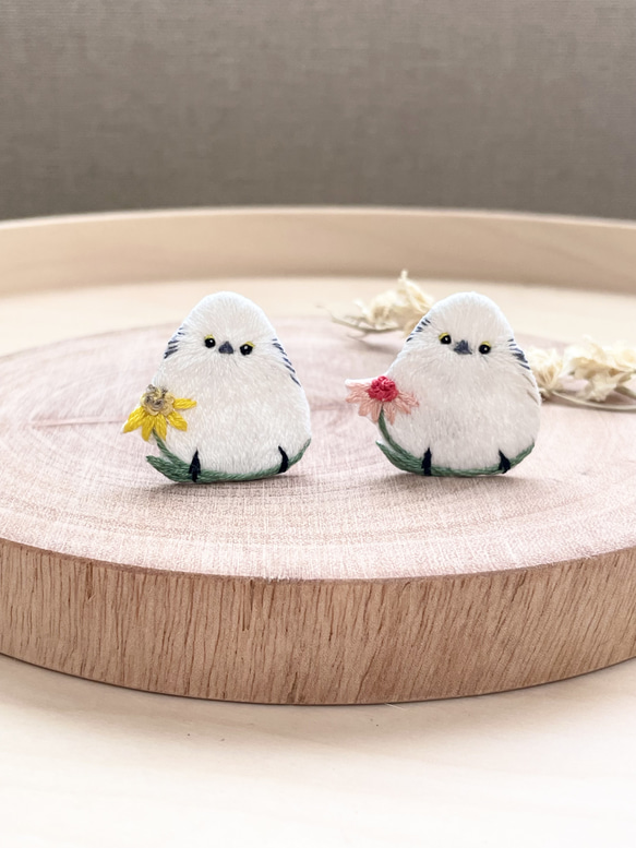シマエナガのお花ブローチ ブローチ Maru 通販 16556259｜Creema