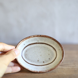 鉄粉のある　mame zara　楕円豆皿　乳白 4枚目の画像