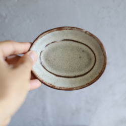 鉄粉のある　mame zara　楕円豆皿　乳白 1枚目の画像