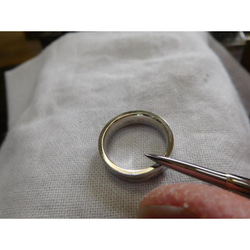 鍛造 結婚指輪 プラチナ1000 純プラチナ 太い 平打ち 男性 6mm 女性 5mm ライン彫り 5枚目の画像